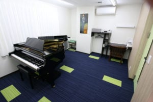 音楽教室の防音室とピアノ