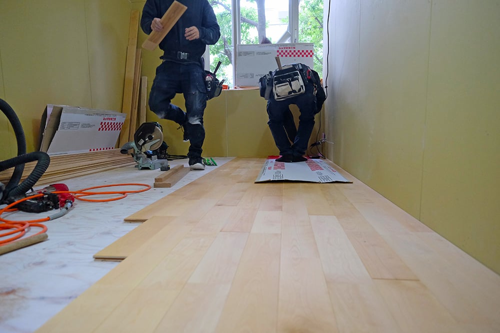 無垢材の床の貼り作業