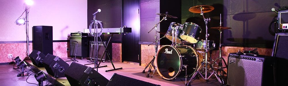 楽器が置いてあるライブ会場のステージ
