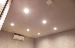 防音室の天井と照明と空調機