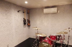 防音室の中にあるドラムとギター