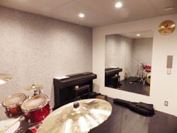 鏡とドラムとピアノのある防音室