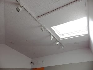 白いスタジオの天井