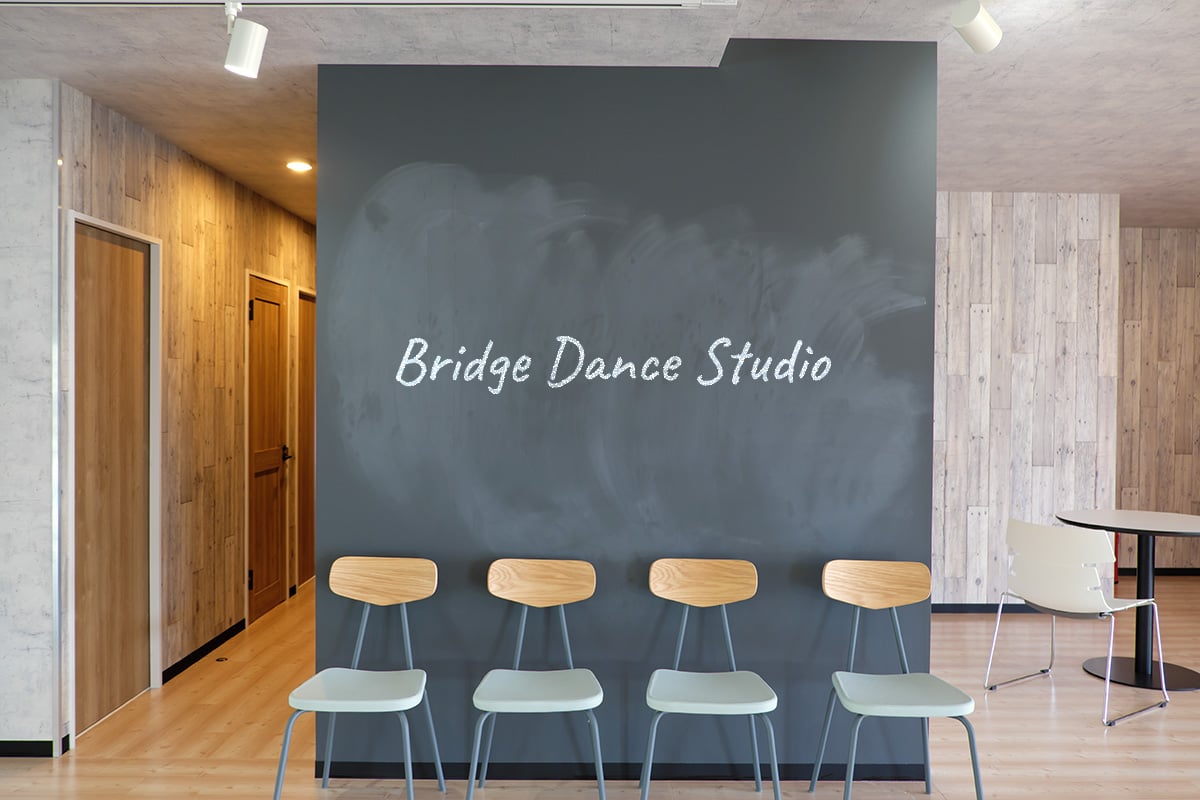 Bridge Dance Studioと書かれた黒板のあるダンススタジオ