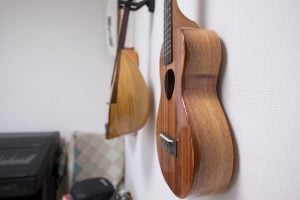 部屋の壁に掛かっているギター