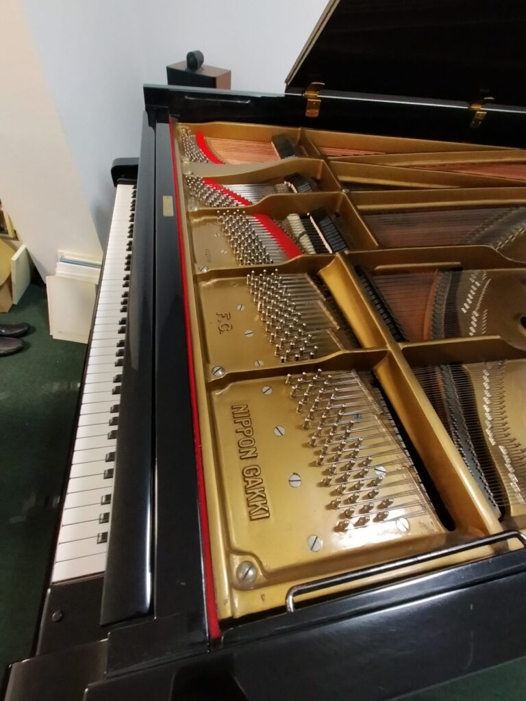 大屋根をあけたピアノの写真