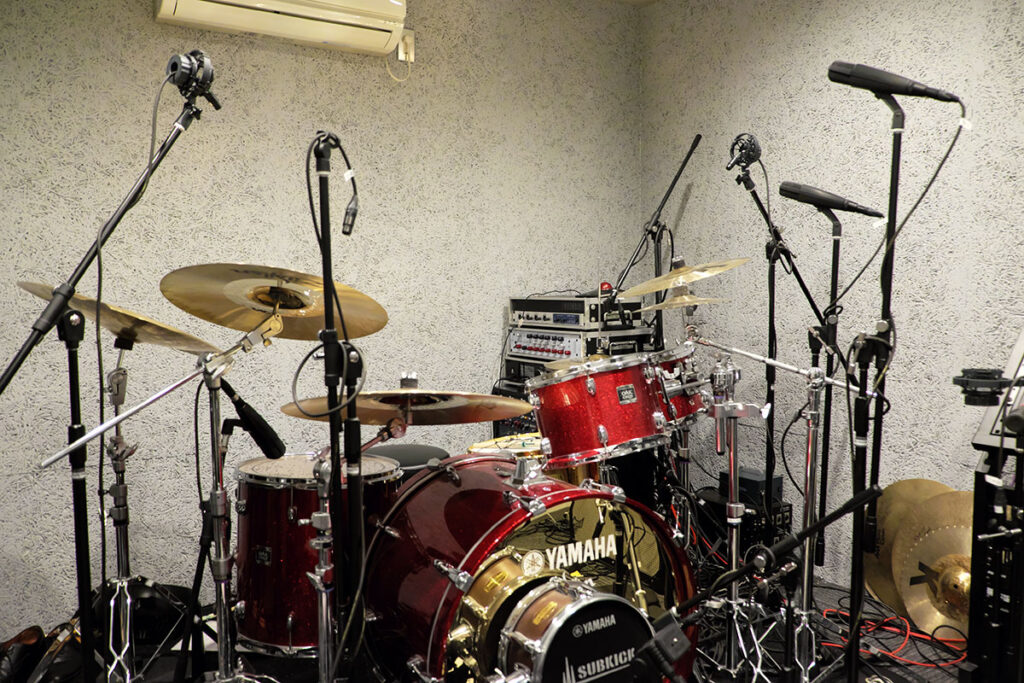 赤いドラムセットが設置された本格防音スタジオの施工写真(天井、壁吸音・防振三重構造)