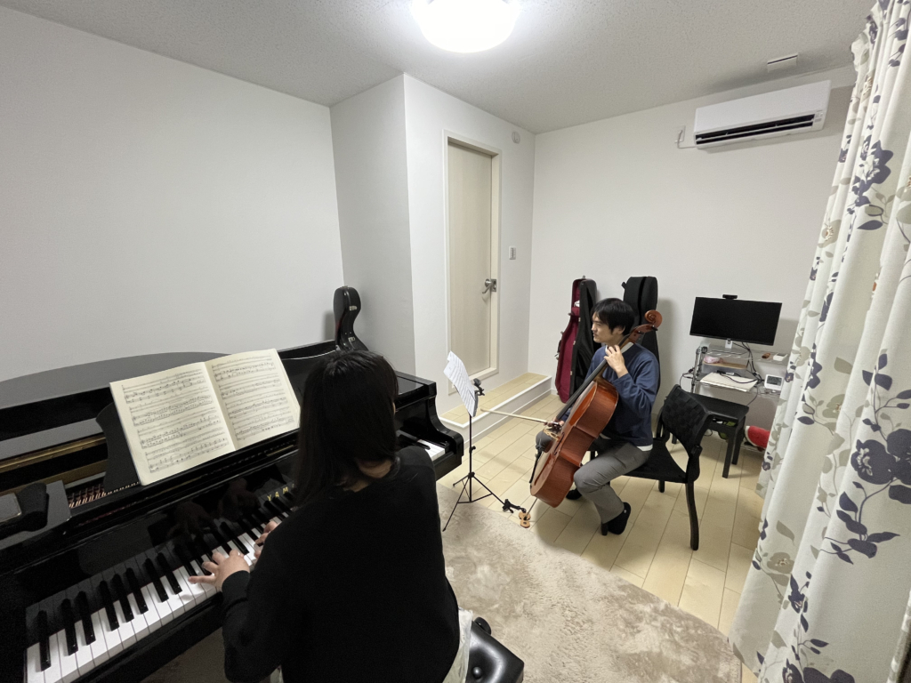新しい自宅防音室でチェロとグランドピアノのセッションを聞かせてくれるお客様