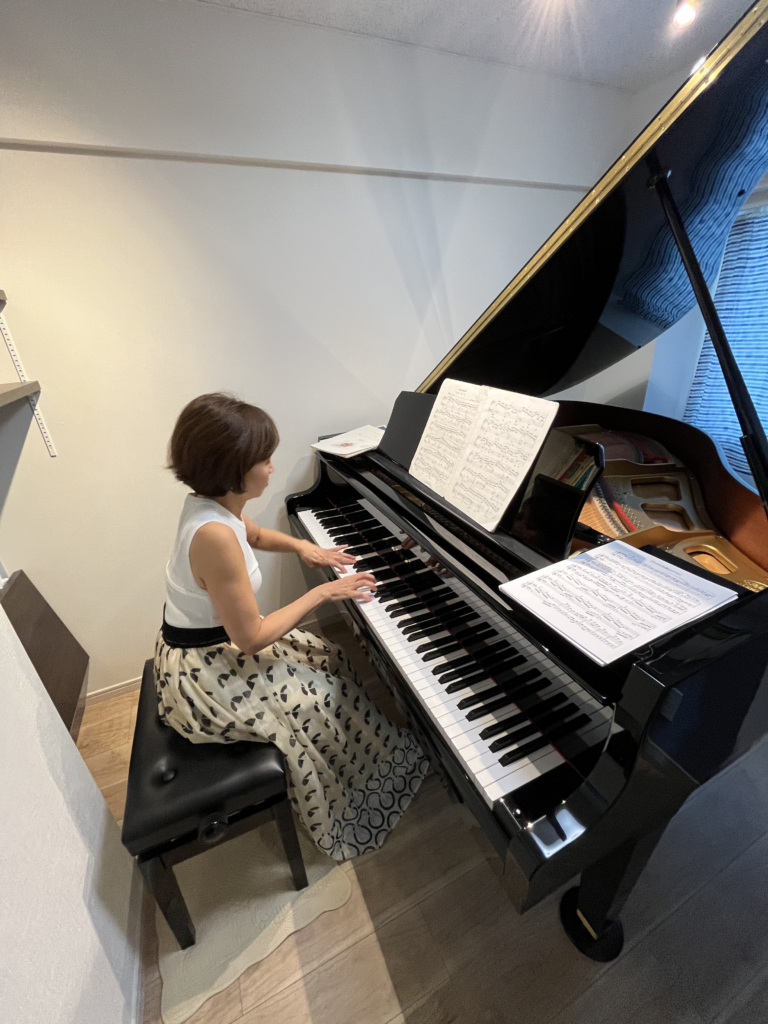 S様に実際に弾いて頂き、位置や響きを確認しました