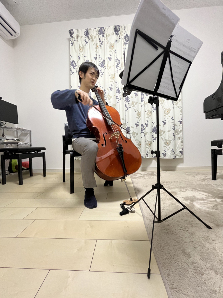 完成した防音室でチェロの演奏をするお施主様