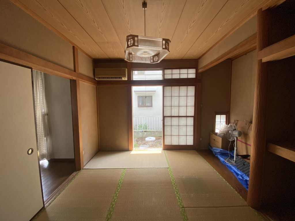 駐車場へ通じる開口部の画像