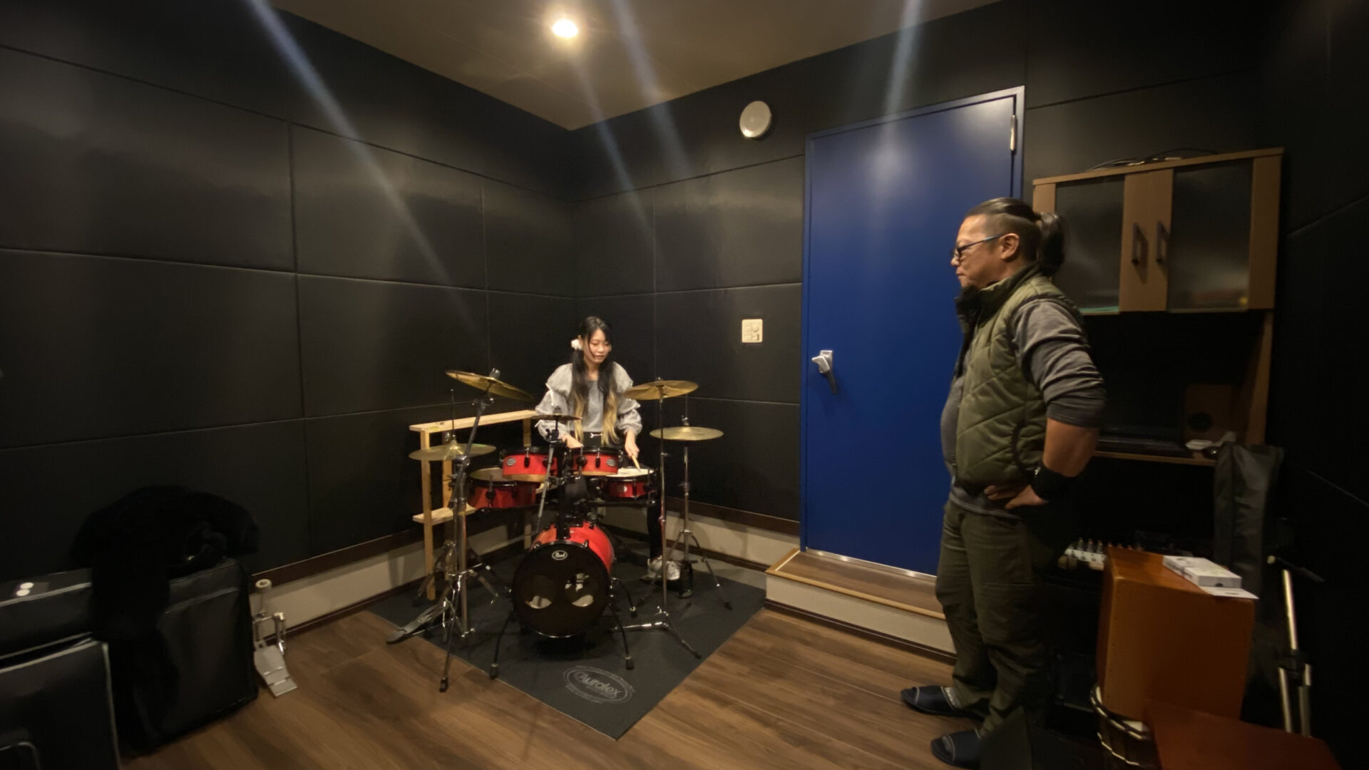 施主様が実際に防音室で演奏をしている様子