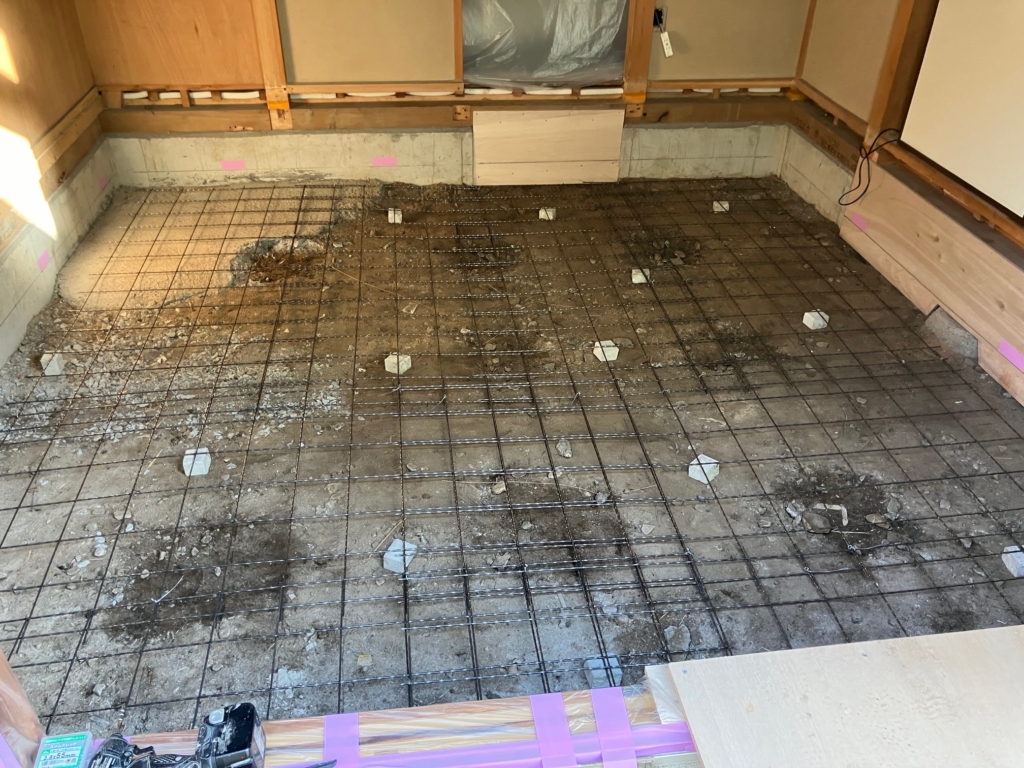 コンクリート打設前に鉄筋を配置している様子