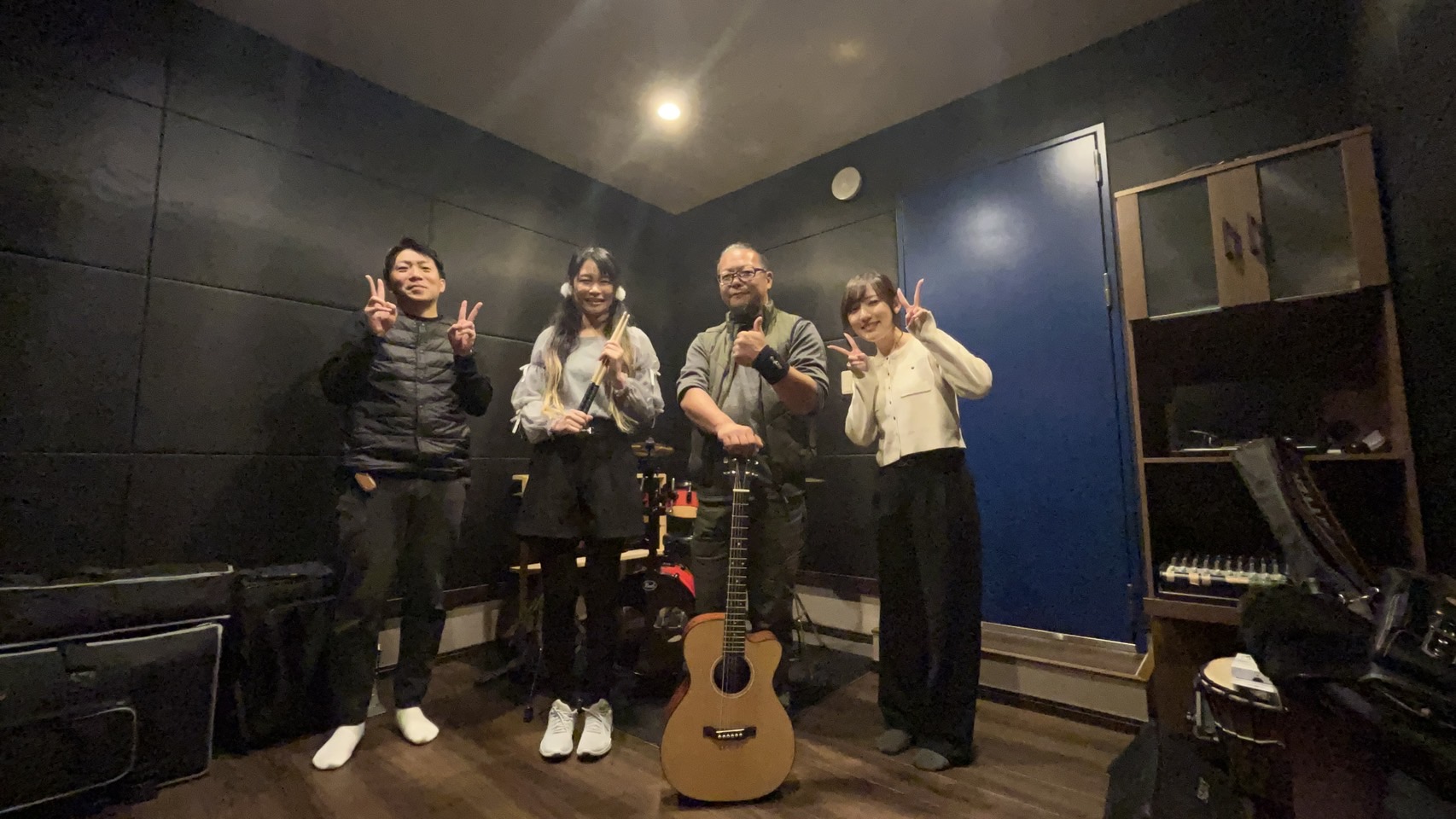 昭和音響スタッフとオーナー様が一緒に記念撮影をしている様子