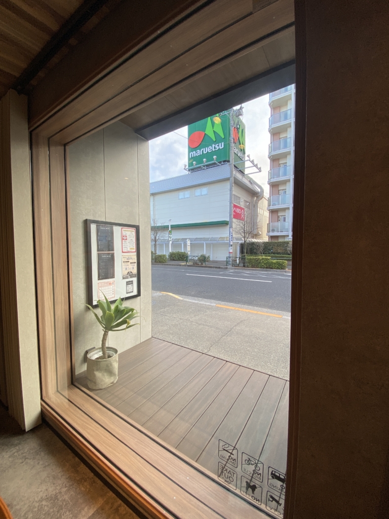 一通りの多いエントランスは大きな防音ガラス窓で、スタジオ内の様子がよく見えます。