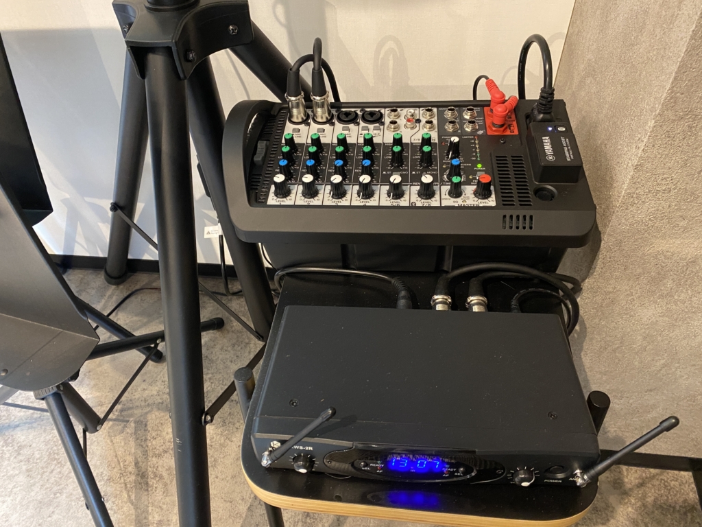 小規模ライブやセミナーにも対応できるポータブルPAシステムを完備。観客が快適に音を楽しめるよう、スピーカーの向きや音の拡散を最適化しています。