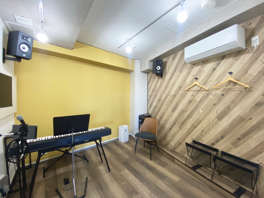 soundproof booth in a music school イエロー