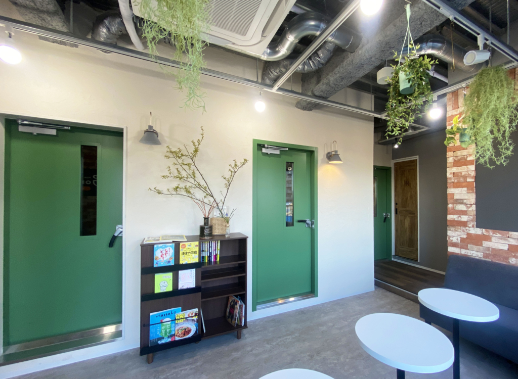 the lobby of a music school スチールドアグリーン