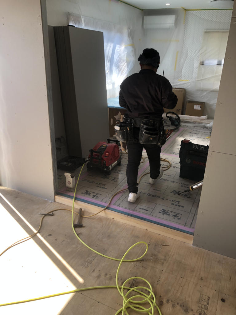 間仕切り壁を建てている様子