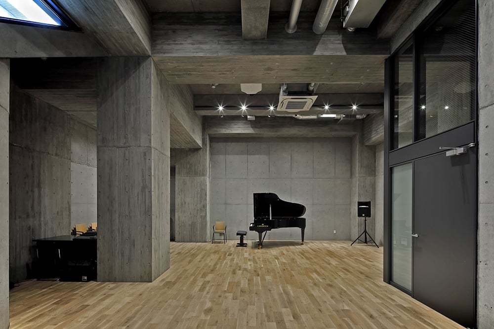 音楽ホールの全景。ベヒシュタイン製のグランドピアノが設置してある荘厳な教会のような空間写真