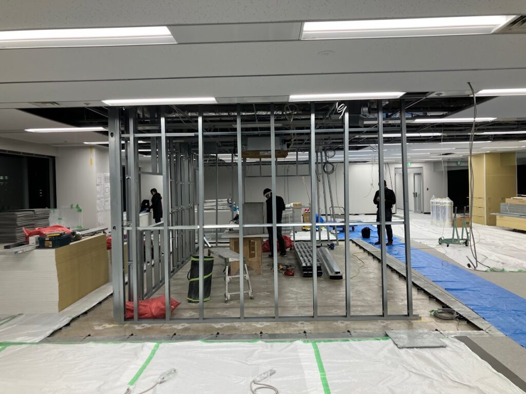 軽量鉄骨で防音室の枠を組んでいきます。