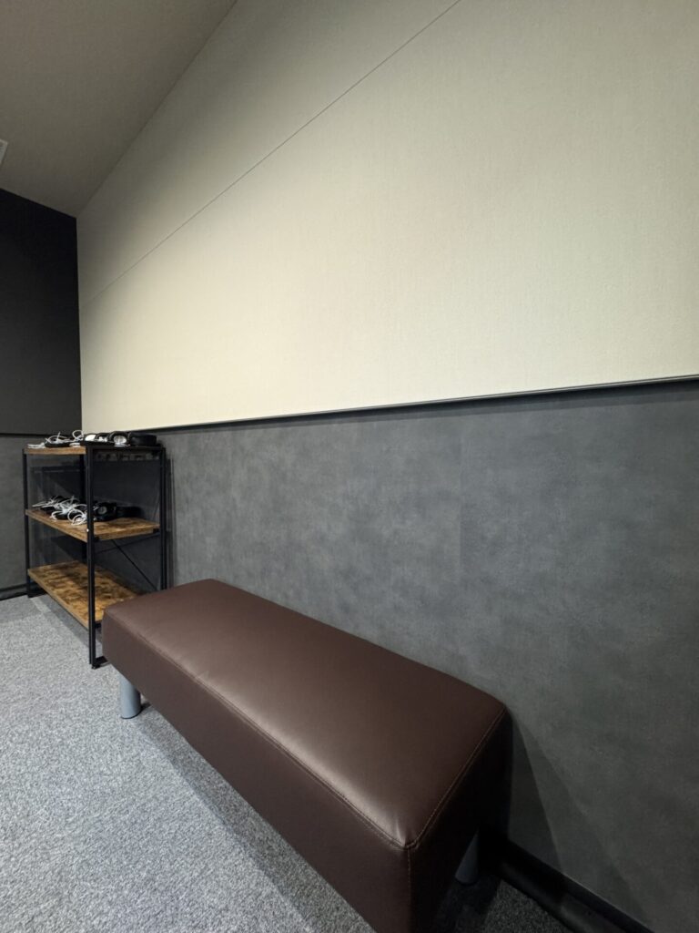 吸音パネルとクロスが施工された壁