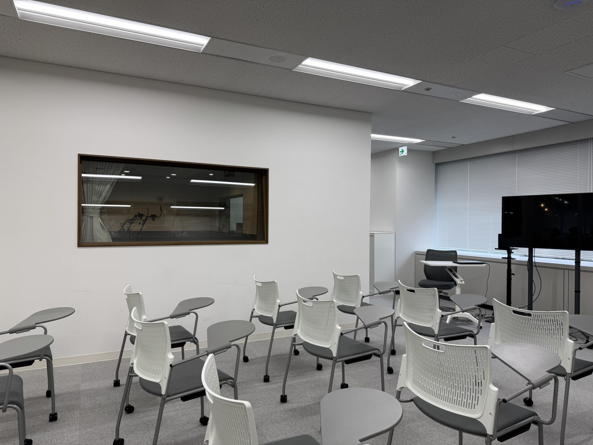 教室入口から見た、声優育成用の防音室