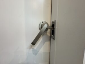 鋼製防音ドアのハンドルの写真