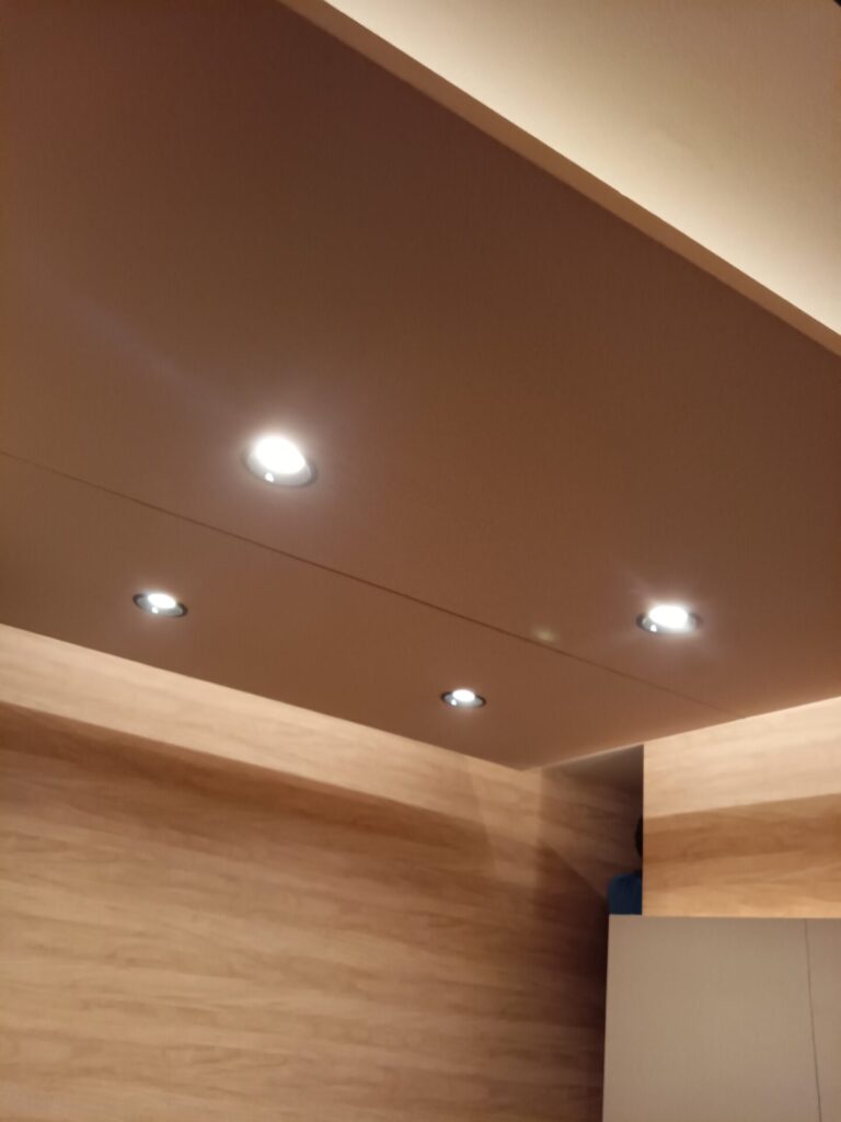 収録ブースの立体的な吸音天井