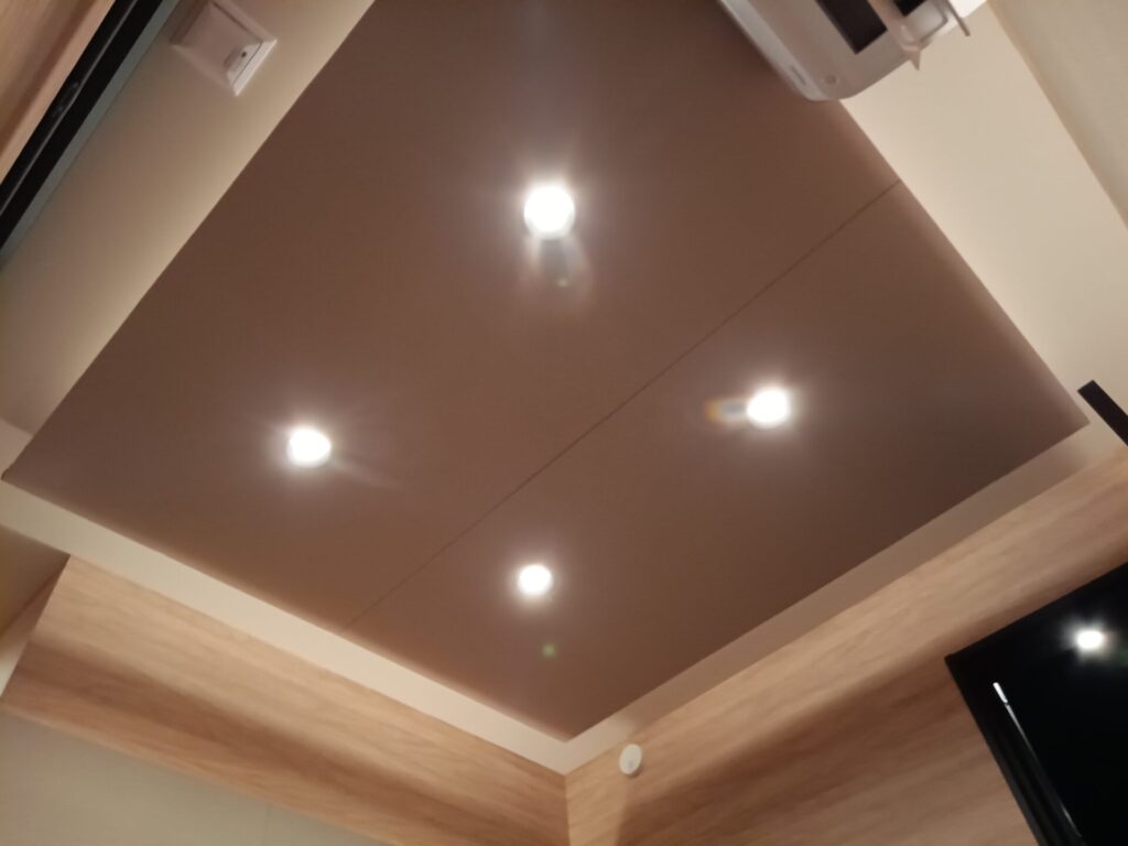 天井の吊り下げ式吸音体と間接照明の写真