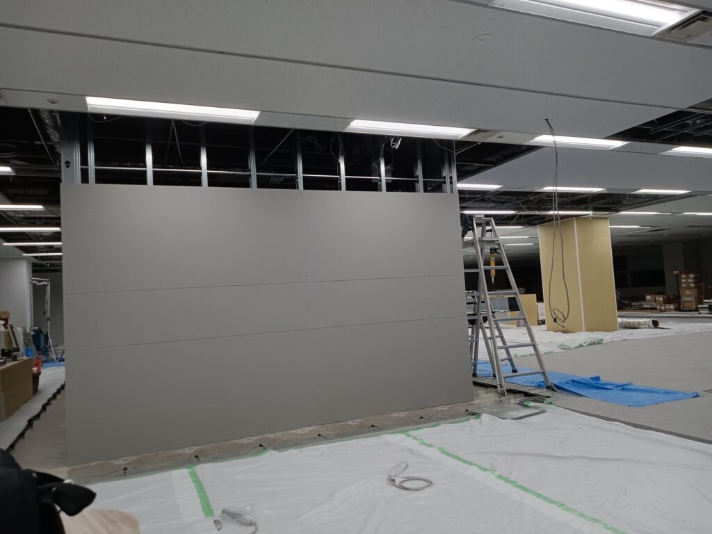 外側からボードを施工していきます。