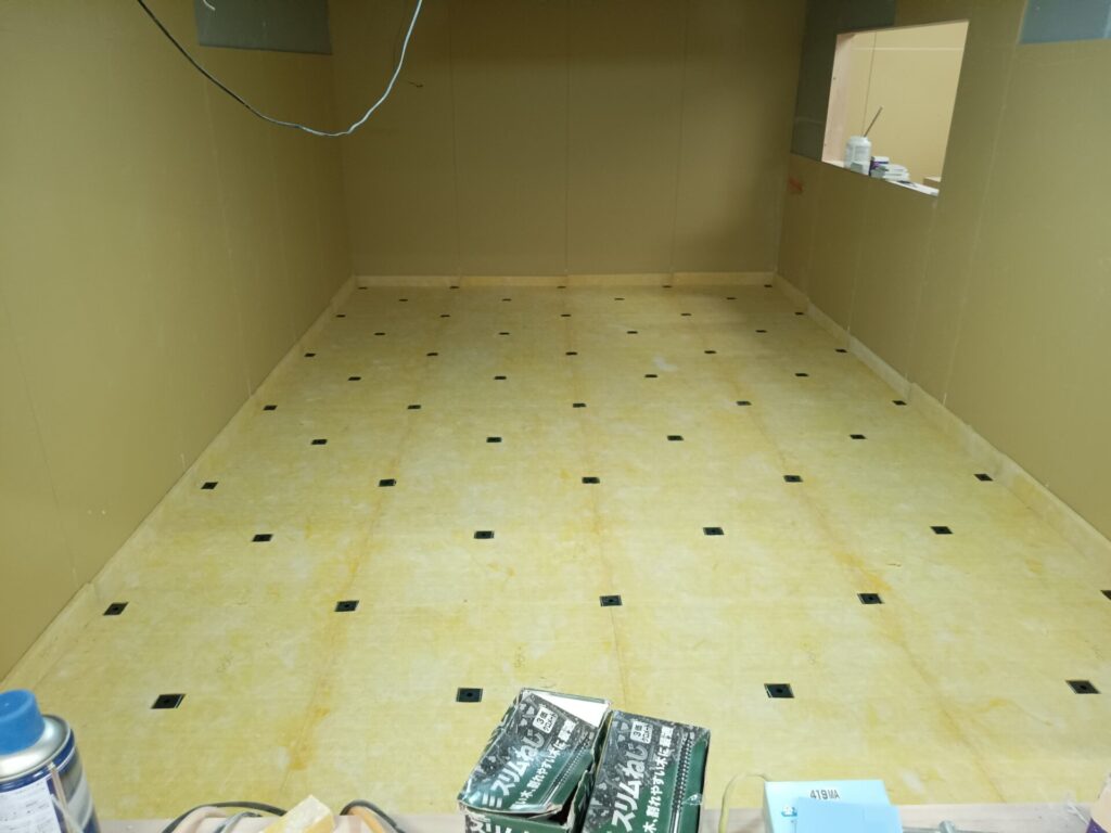 床には断熱材と防振ゴムを配置。
