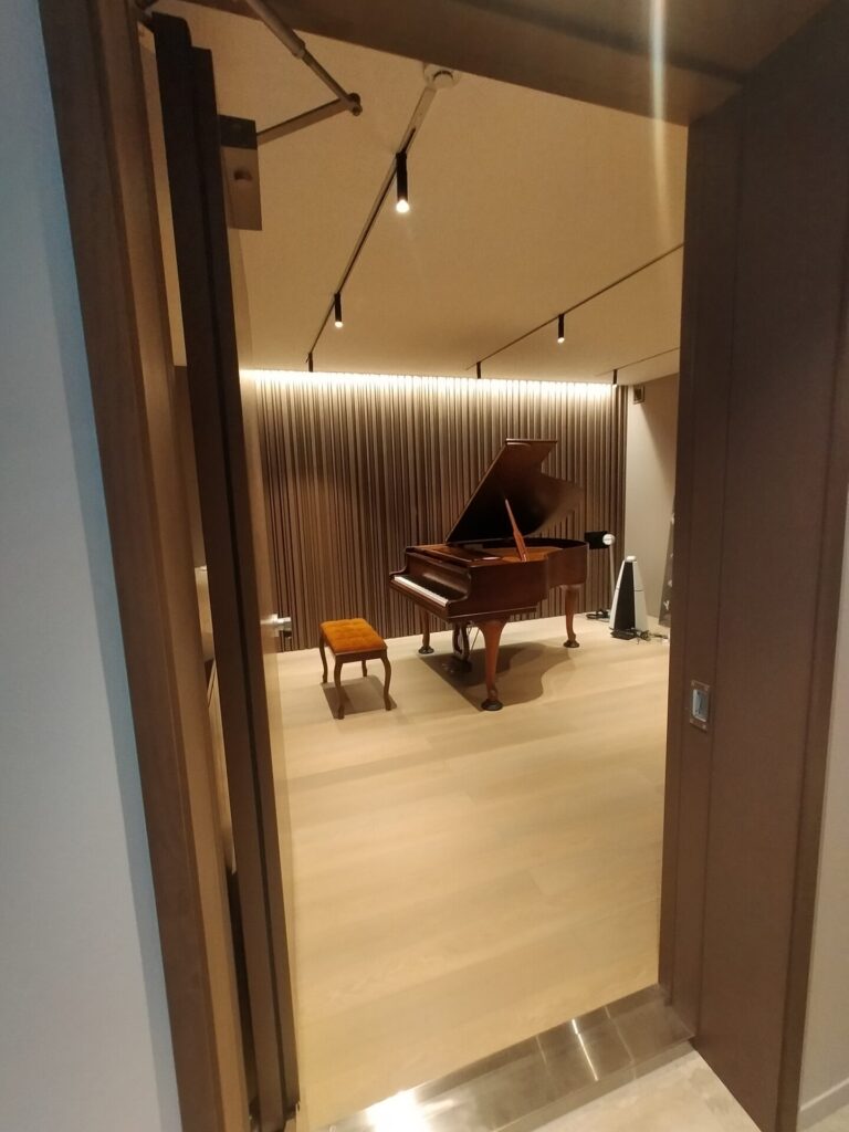 防音室から見た室内の様子。