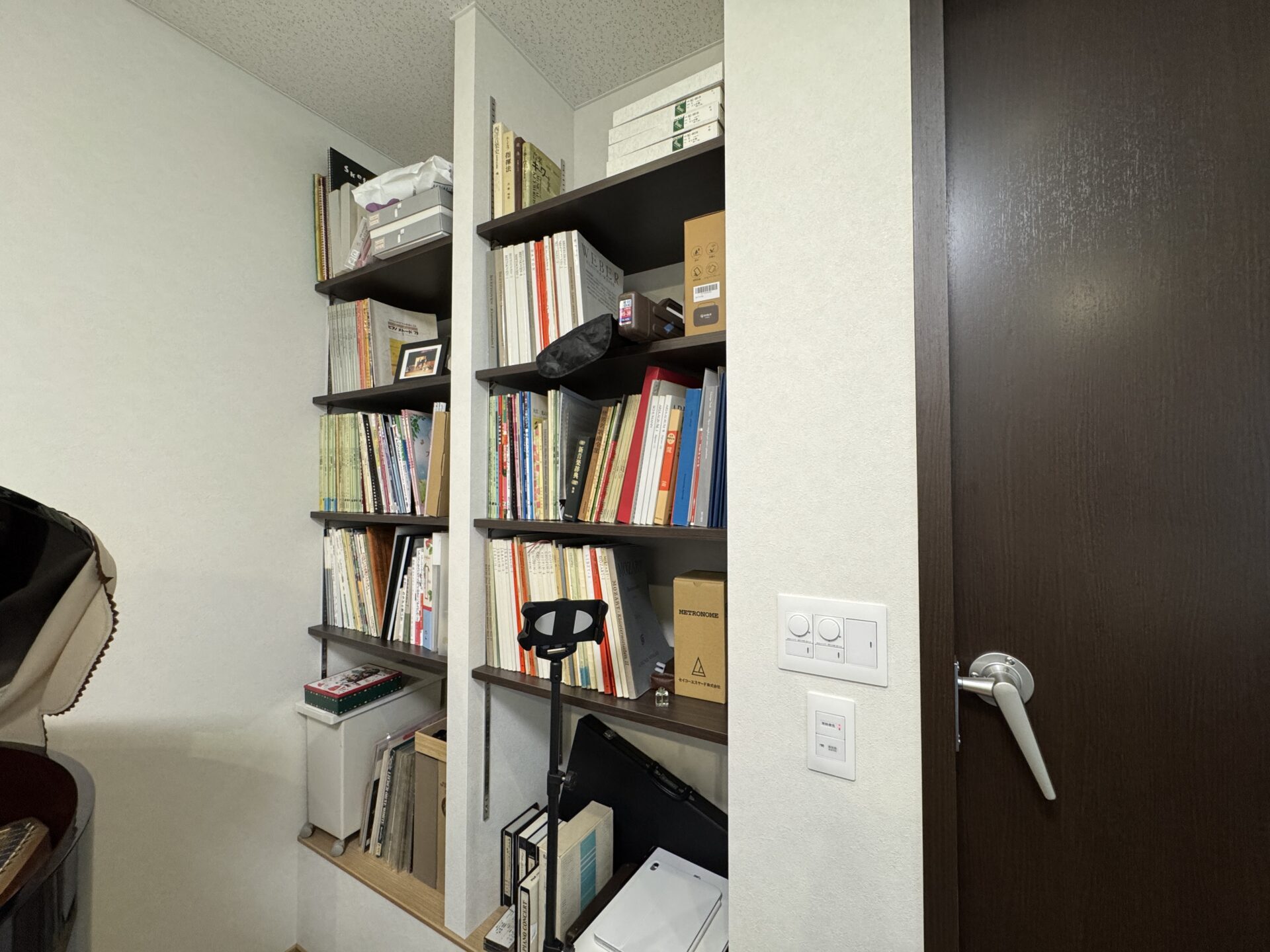 間に固定壁を立てた、棚が可動式の収納