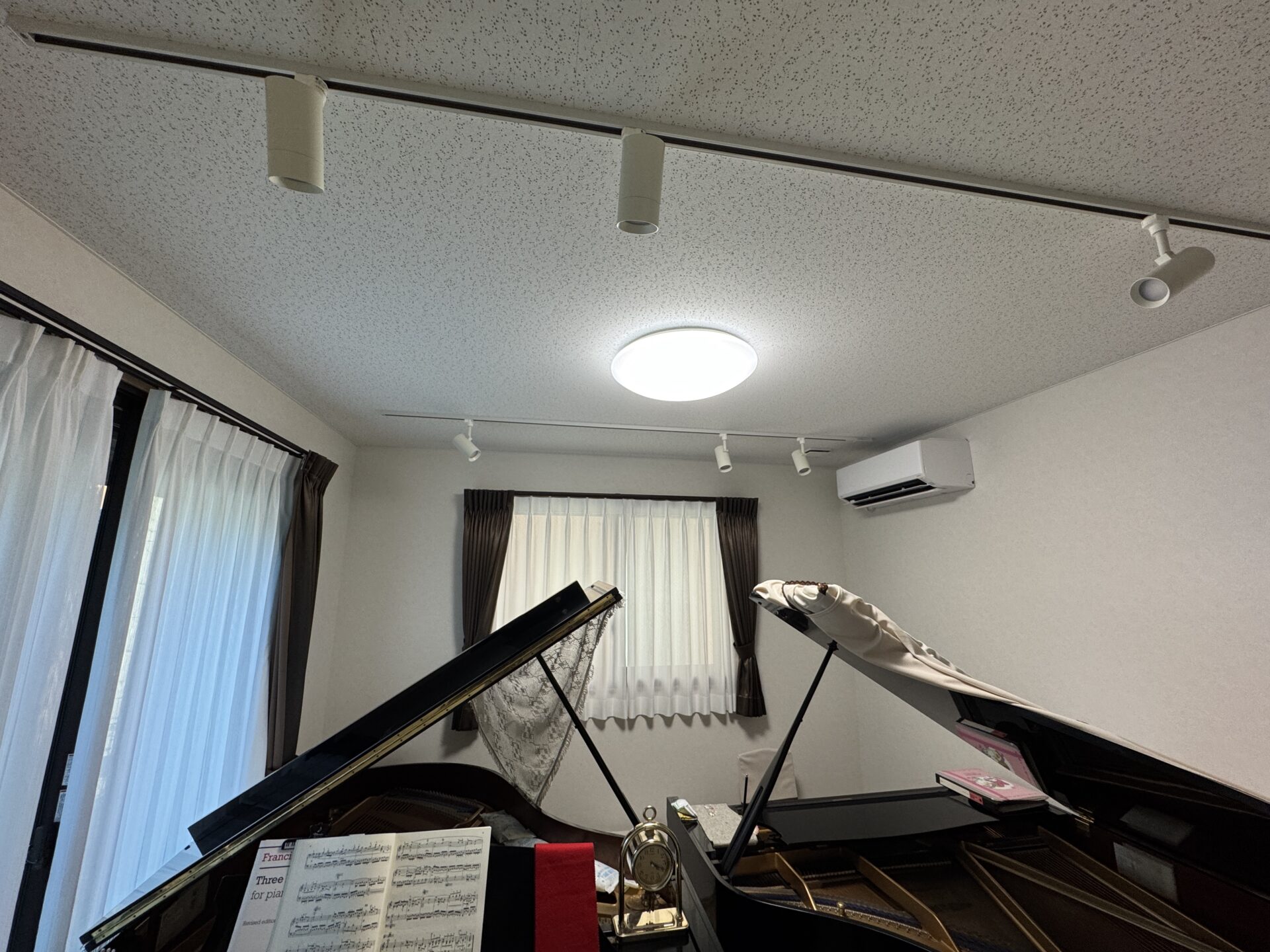 吸音材と照明が設置された天井