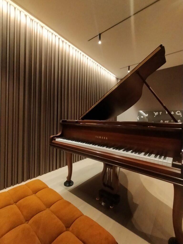 コーニス照明と音響拡散壁