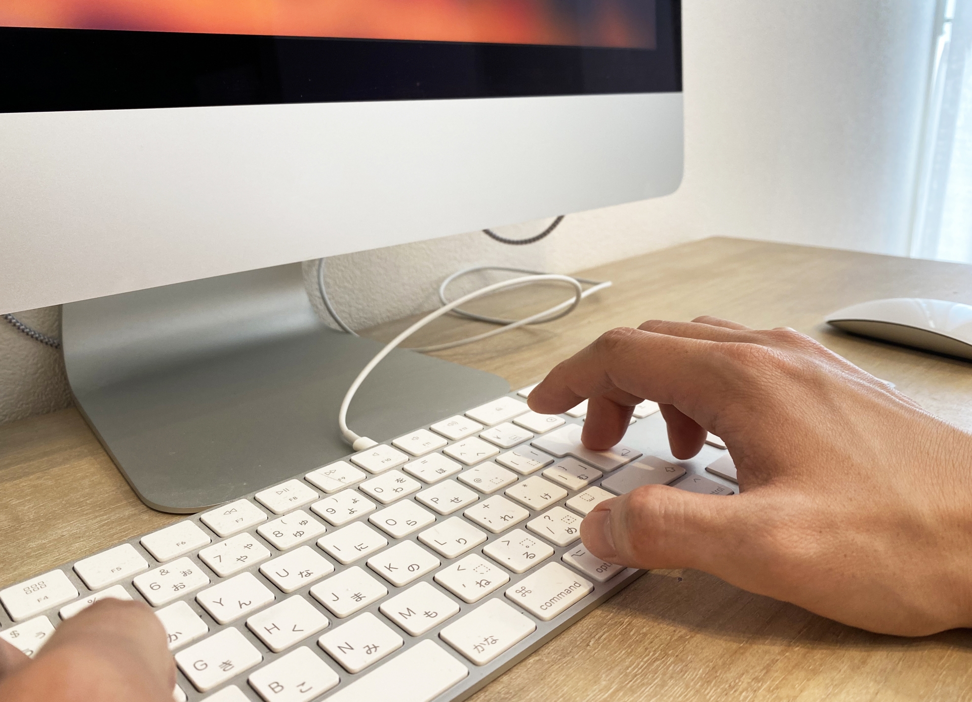 PCを使って防音業者を検索している様子