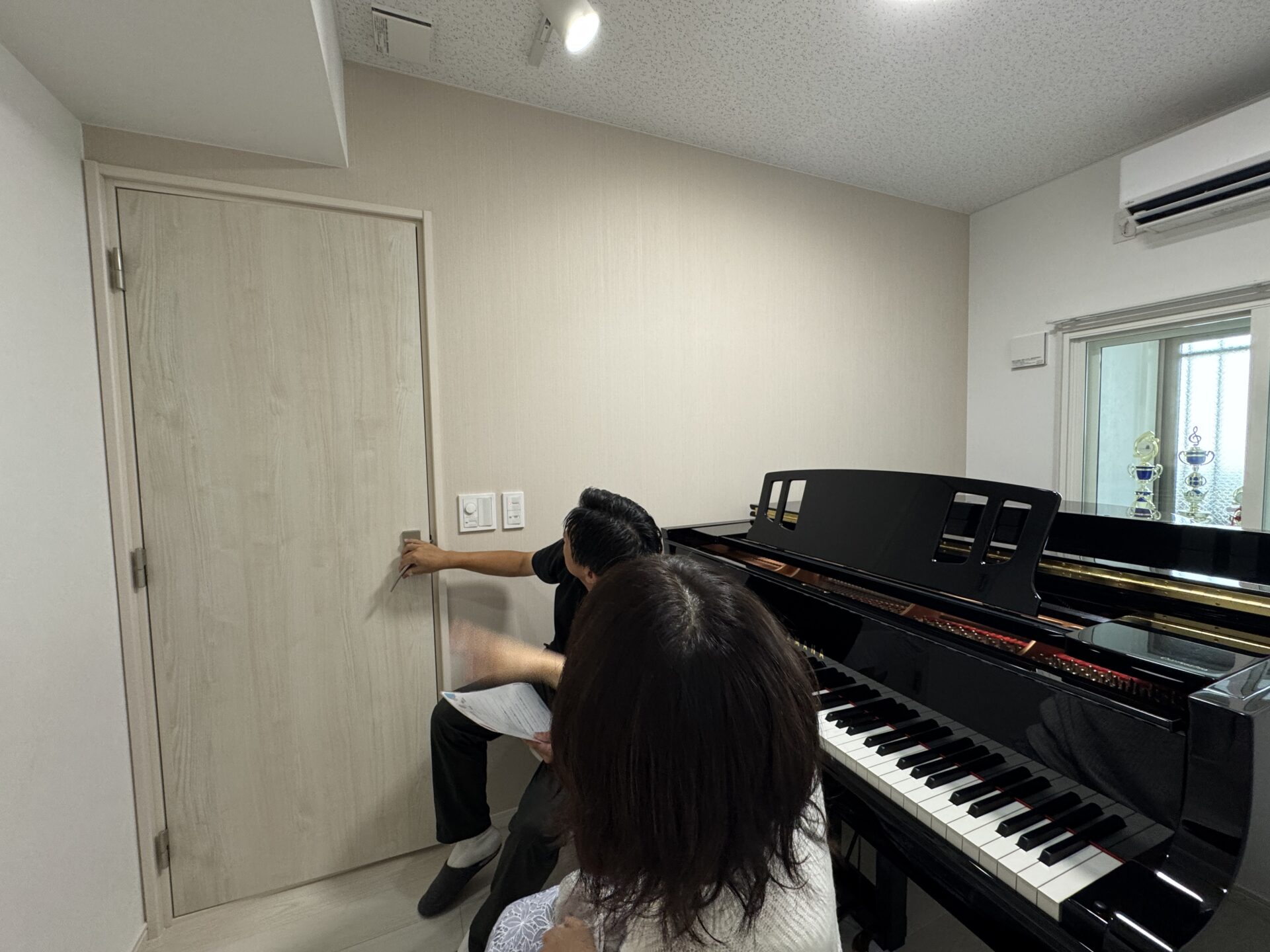 アクセントクロスについて説明するM様