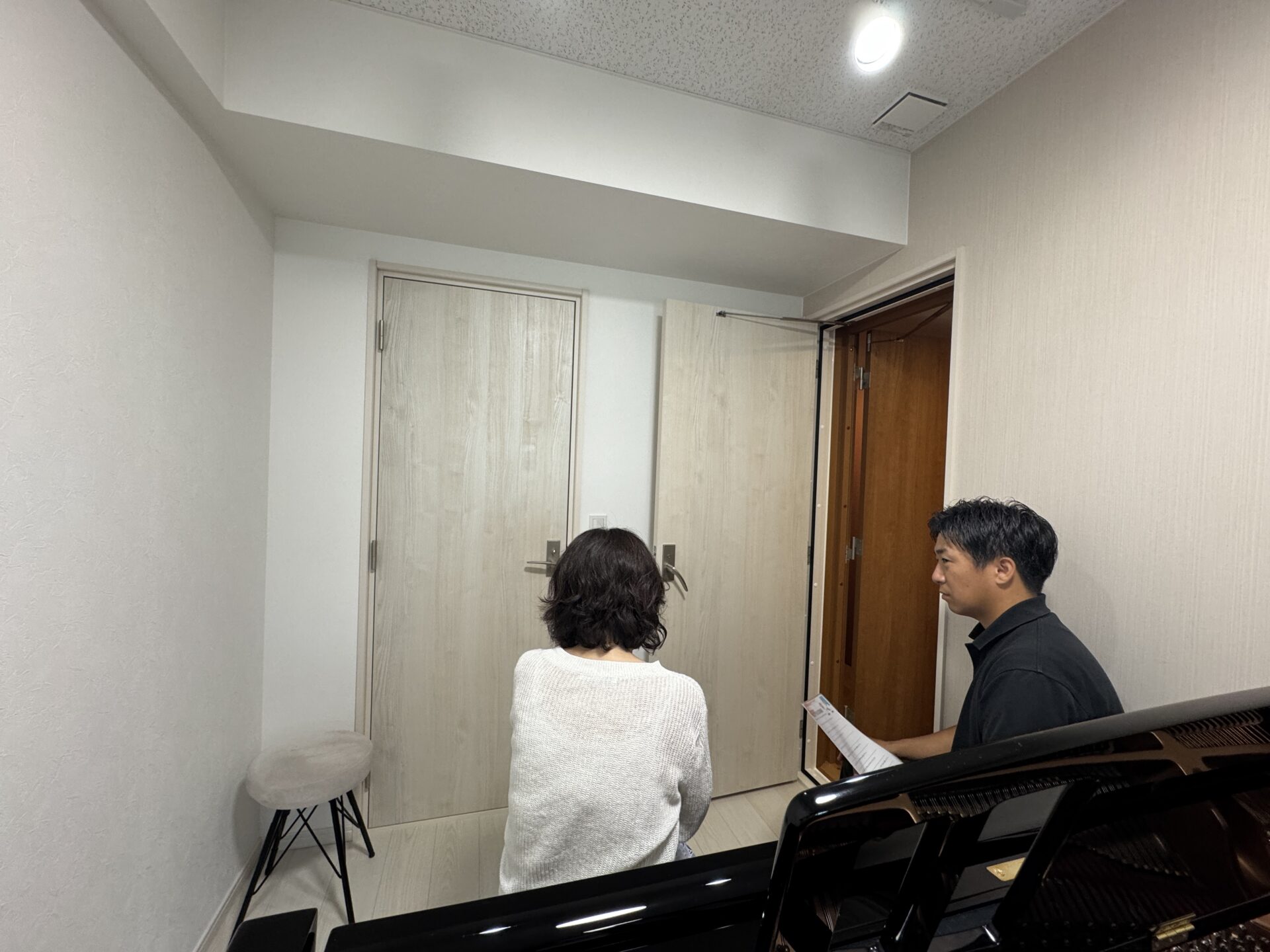 インタビューをしている様子