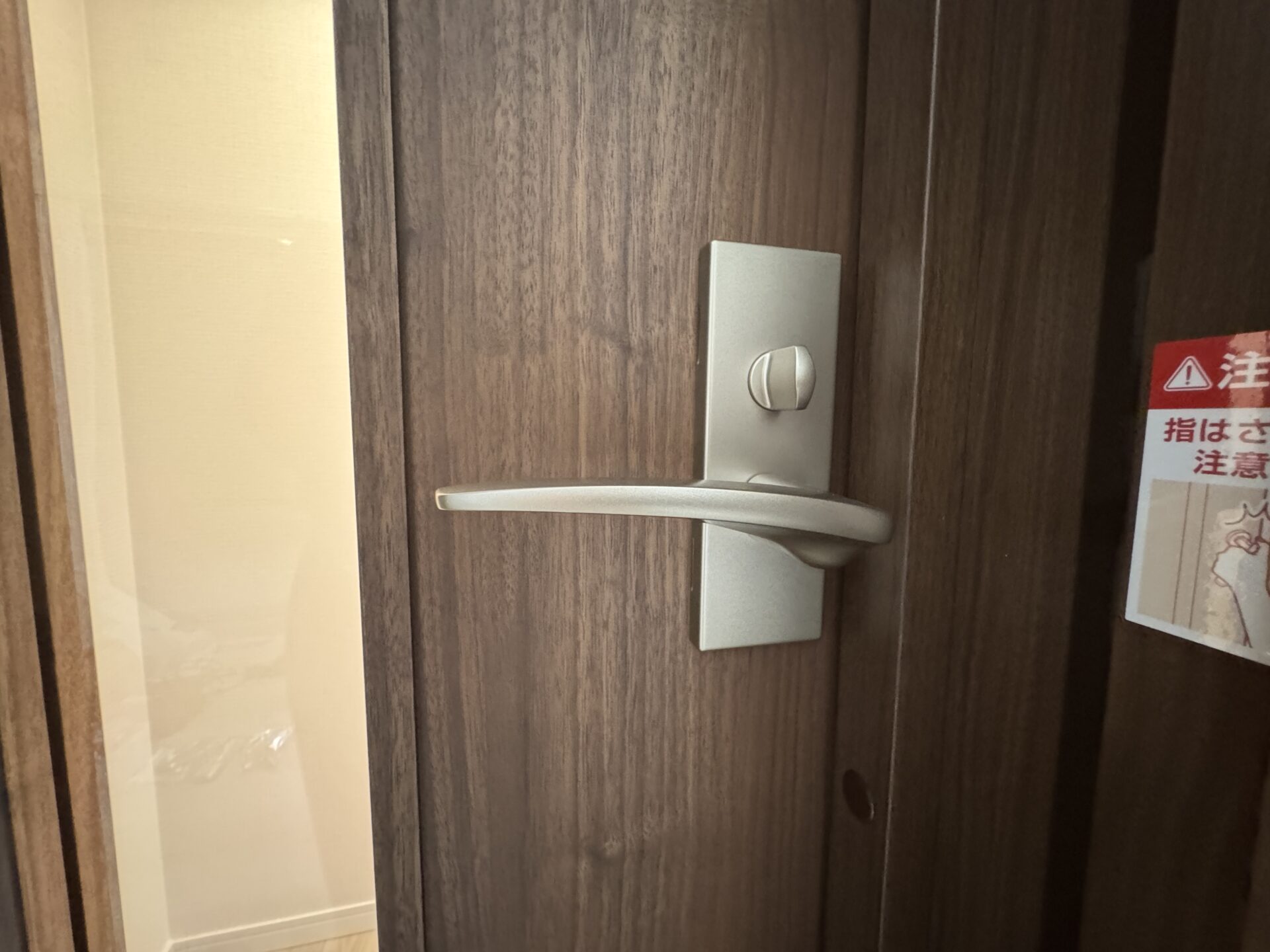 通常のドアと同じ使い方ができるハンドル。鍵があることで、機材も防犯上安心です。