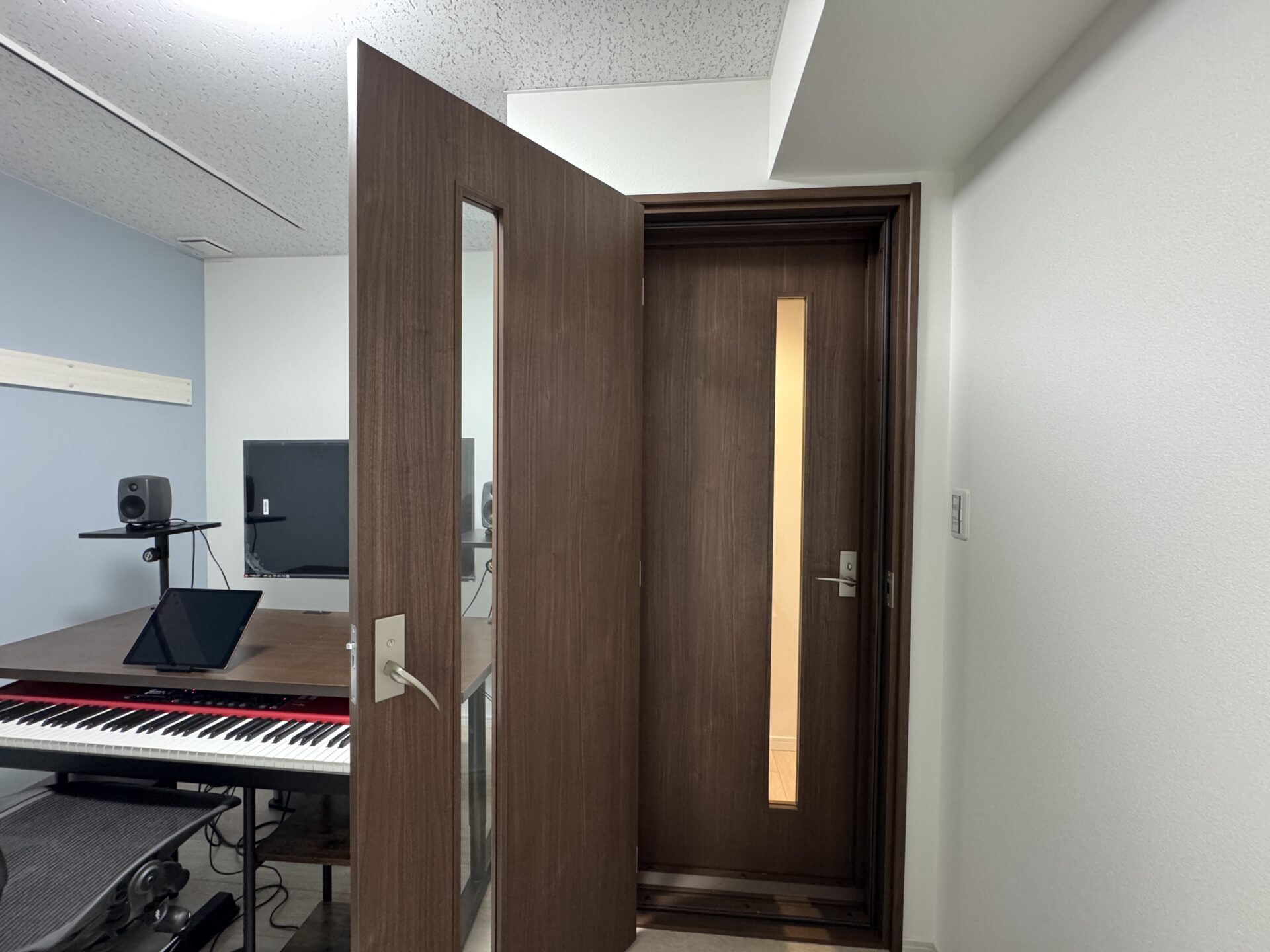 木製防音ドアを二重にして、他室への遮音性能を強めている様子