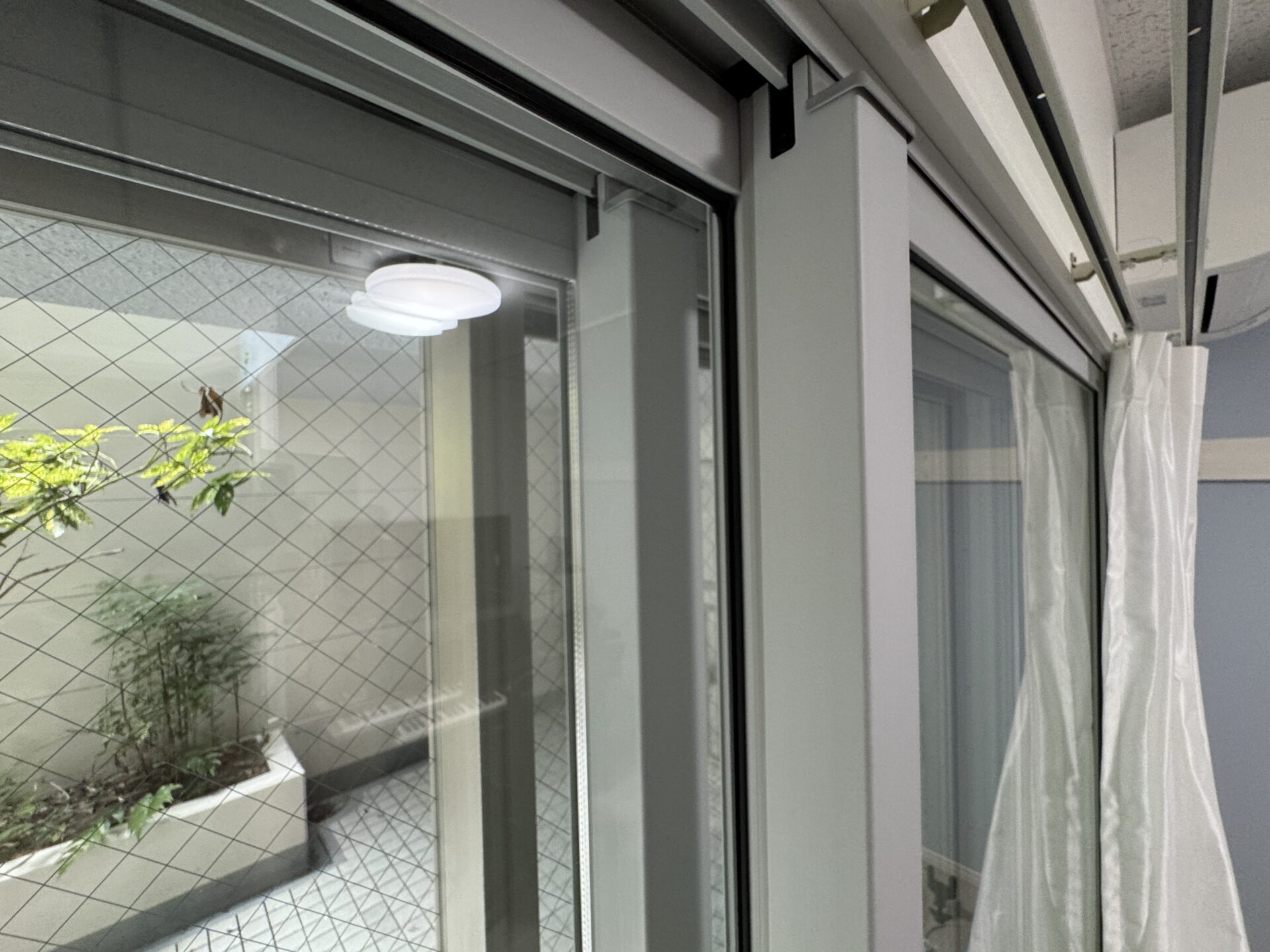 既存サッシに防音ガラスのインナーサッシを二重に施工した様子