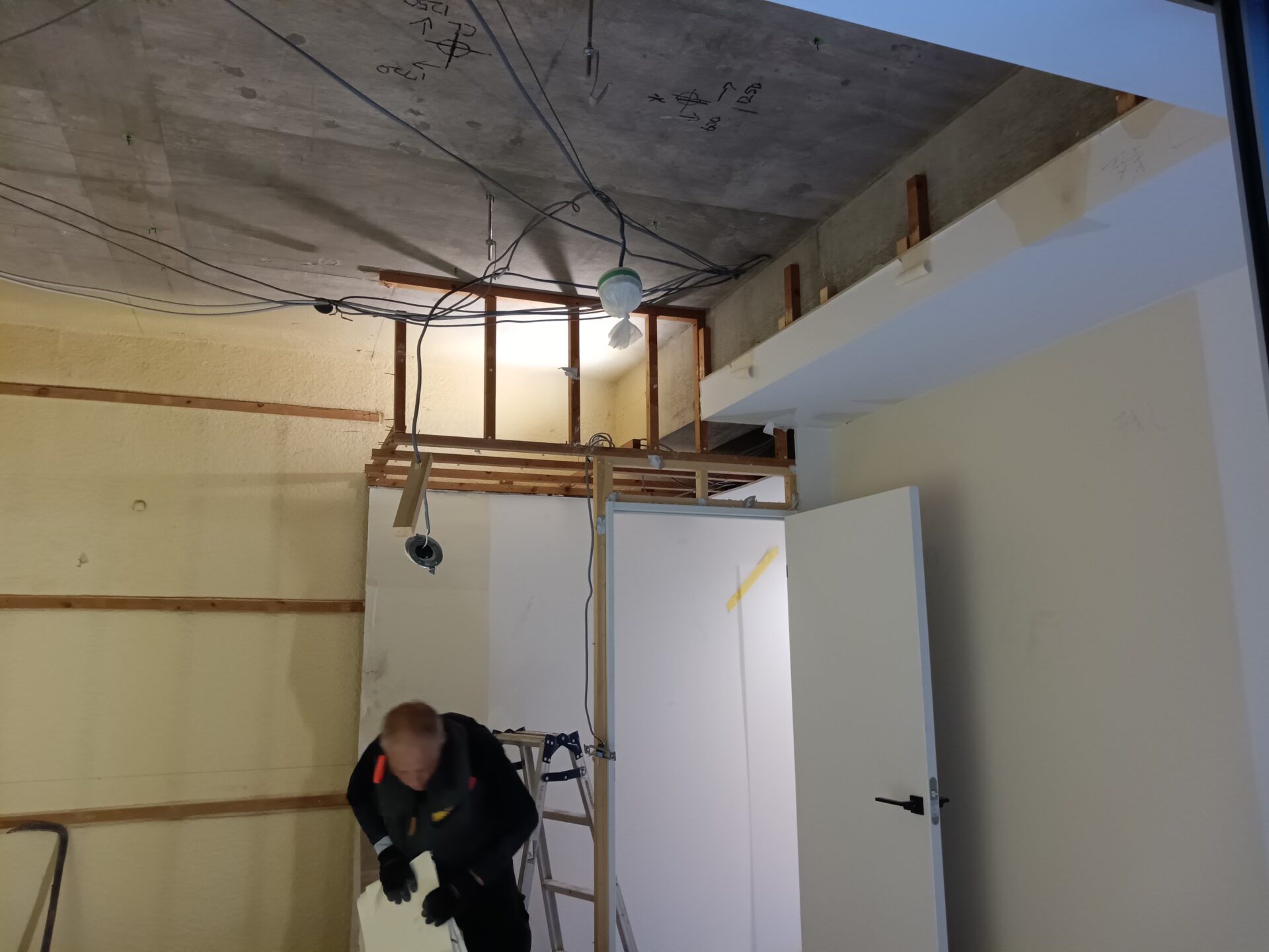 解体の様子。クローゼットは解体。