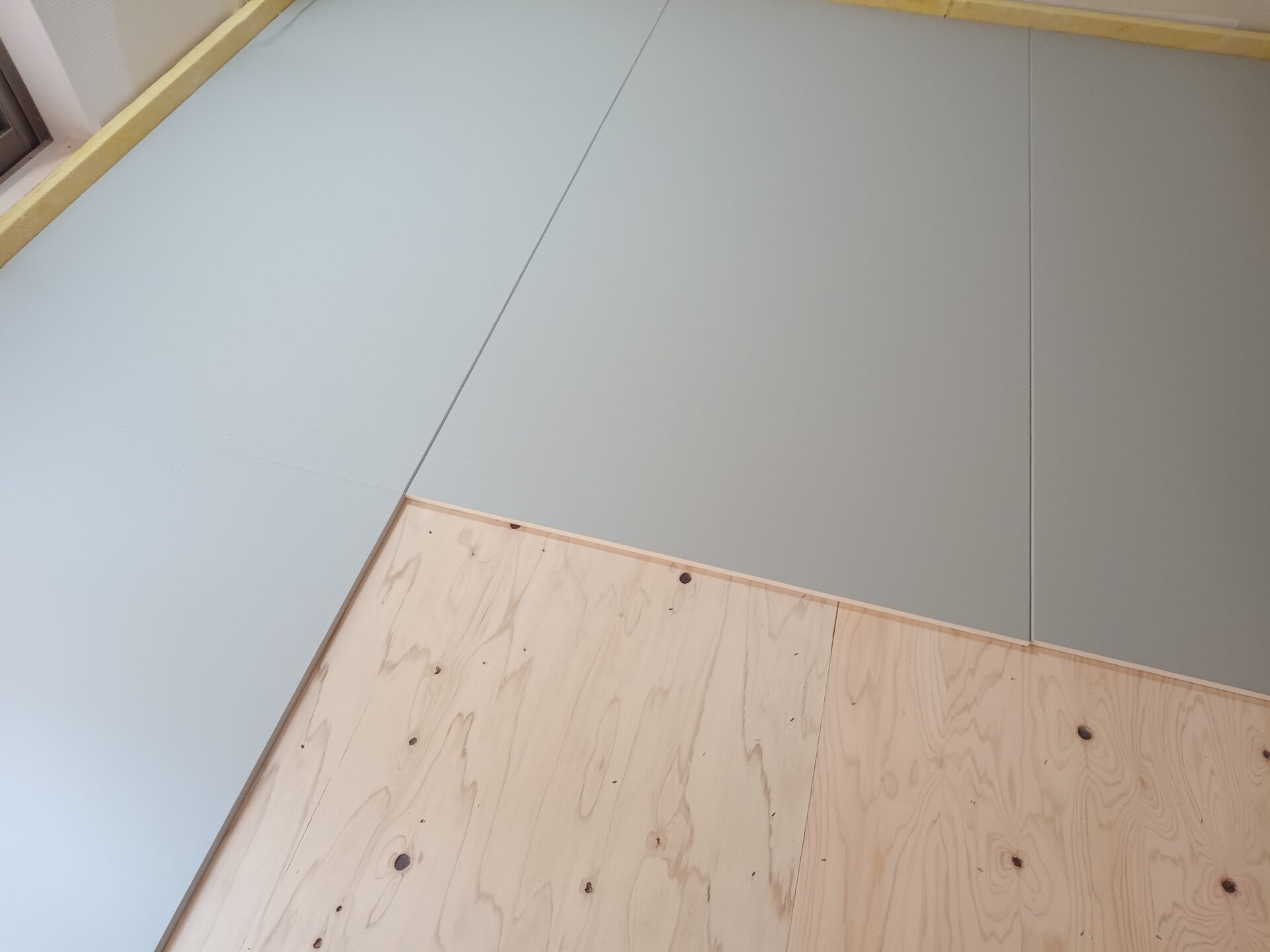 異なる素材のボードを重ねていき、音の透過を防ぎながら、防振の役割を果たします。