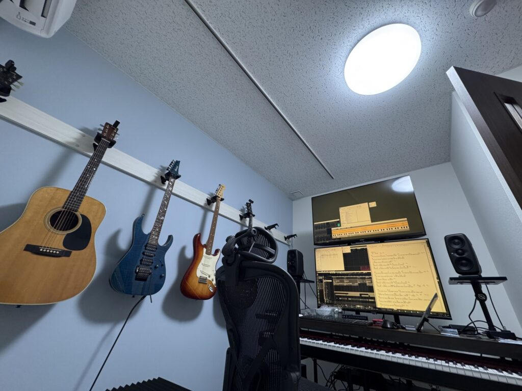 ギターや88鍵盤のピアノを弾きながらDTM作業ができる防音室