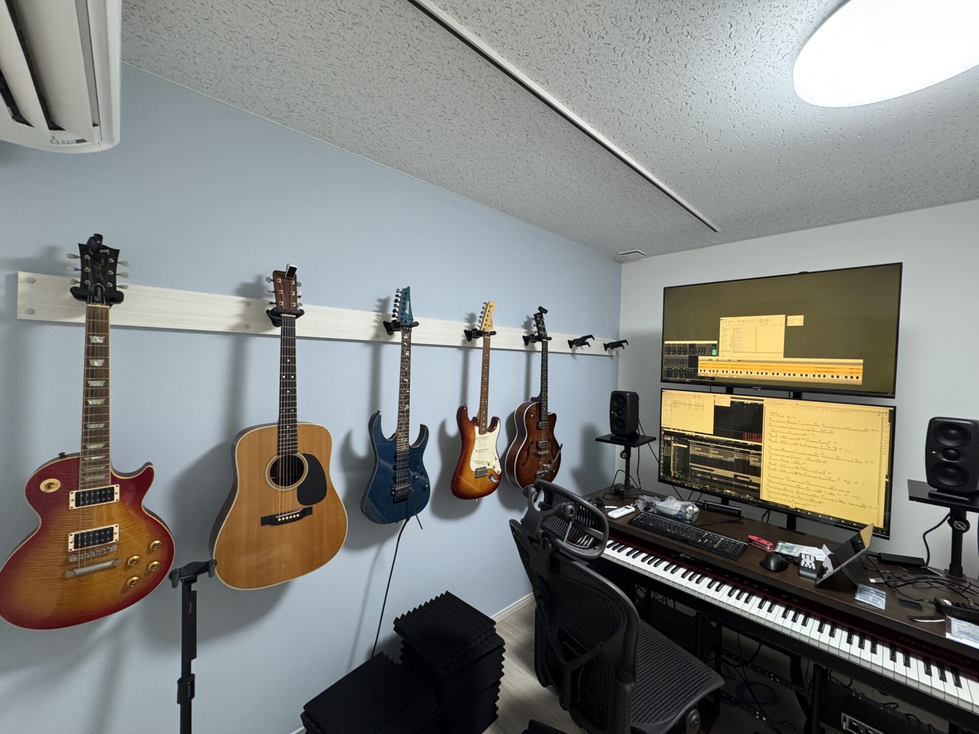 ギターや88鍵盤のピアノを弾きながらDTM作業ができる防音室