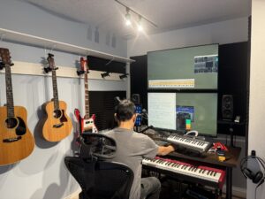 完成した防音室でDTMを行うオーナー様