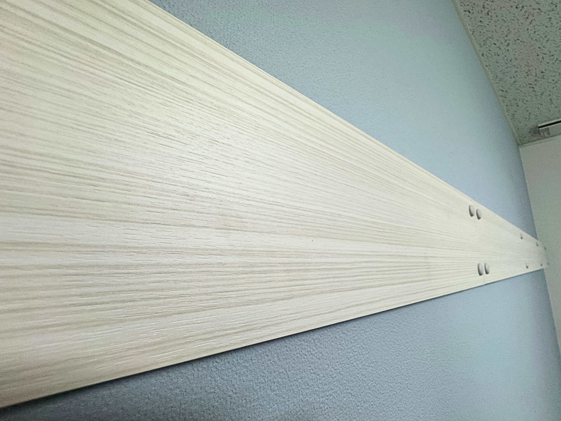 白い木目調の長押