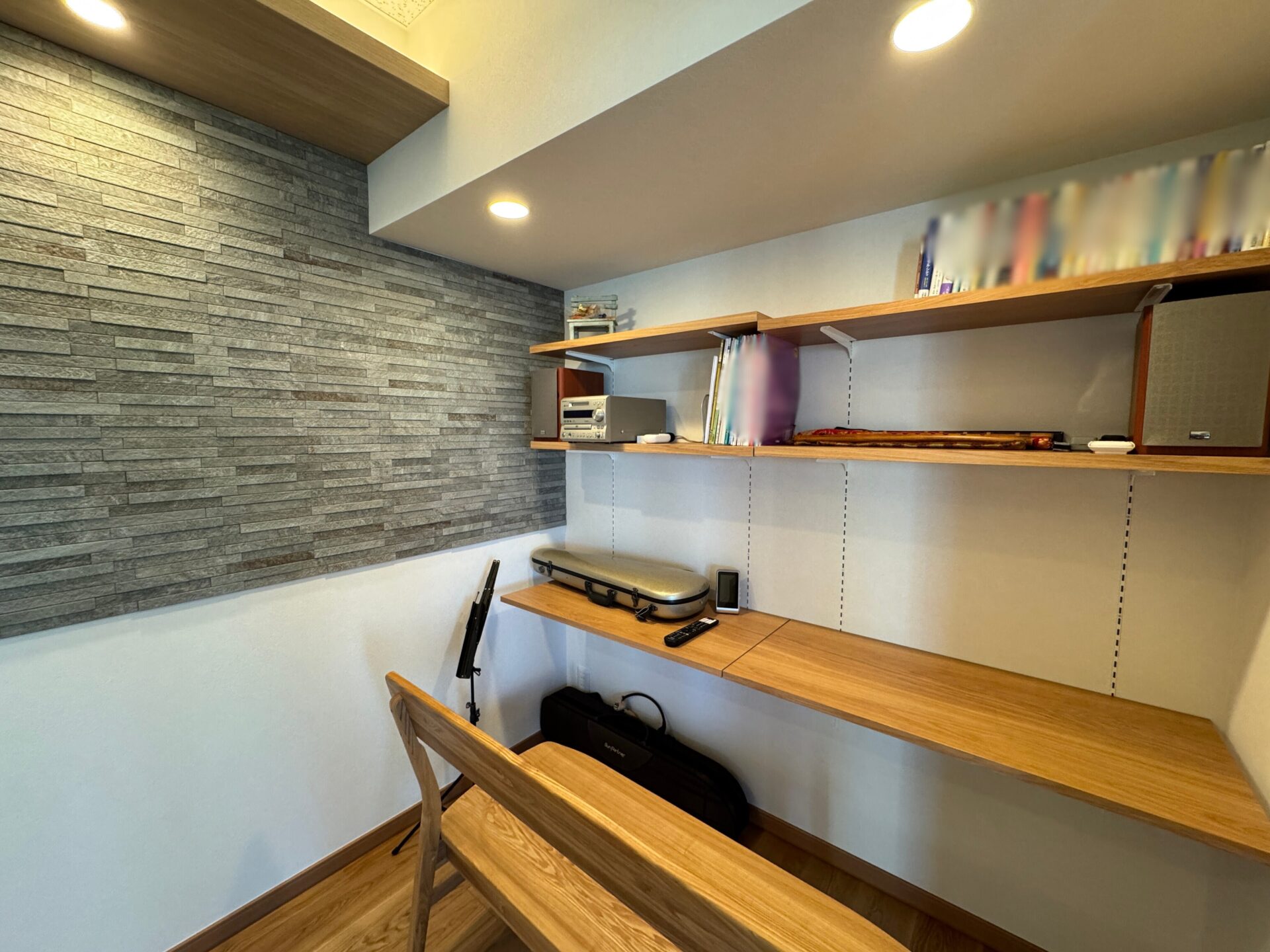 造作デスクと固定棚