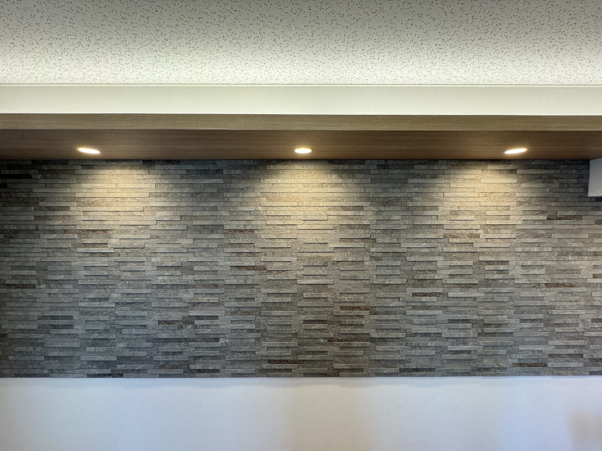 ダウンライトで照らされたエコカラット